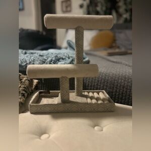 Elegant Jewelry Stand with Patterned Design